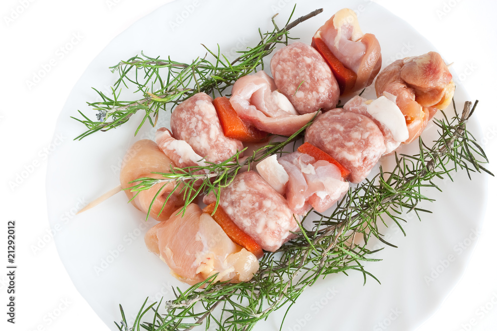 piatto con spiedini di carne