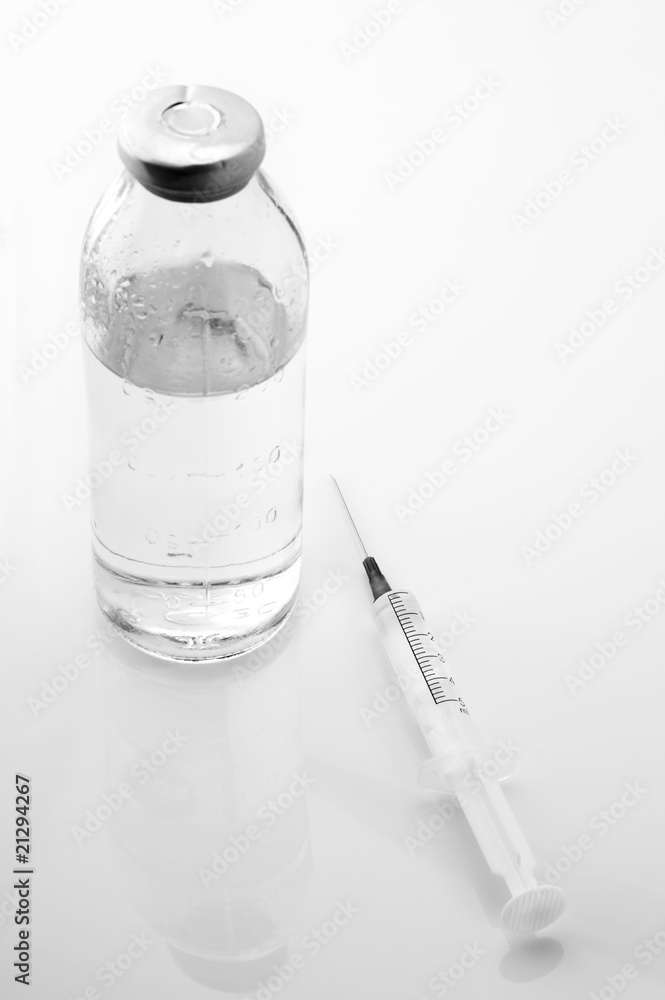 Physiologic solution and syringe Physiologic solution and syringe