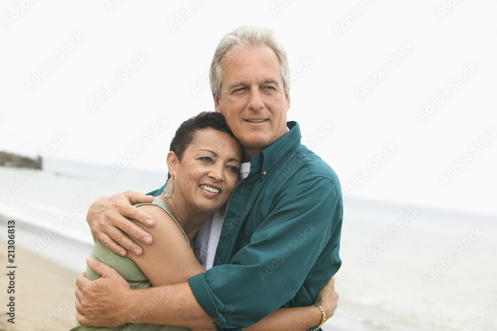 Obraz premium couple embracing on beach