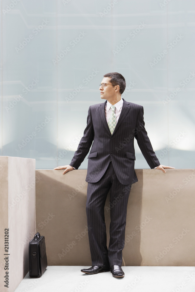 Fototapeta premium biznesmen, opierając się na ścianie portret