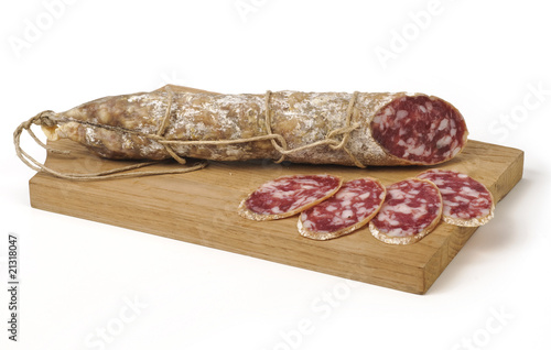 Salame con fette sul tagliere
