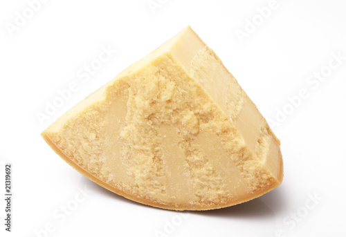 Fotografie fetta di parmigiano su fondo bianco