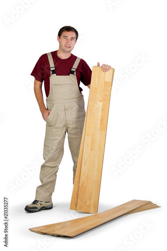 Professionnel du bâtiment debout avec des planches en bois photo