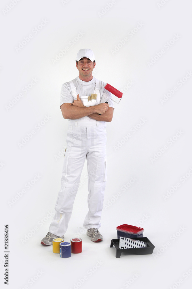 Pientre souriant avec rouleau de peinture rouge Pientre souriant avec rouleau de peinture rouge