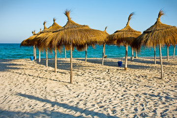 Fotobehang Tunesië Rijen parasols op zonnig strand  © NordCry