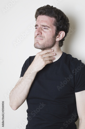 Mann mit Halsschmerzen