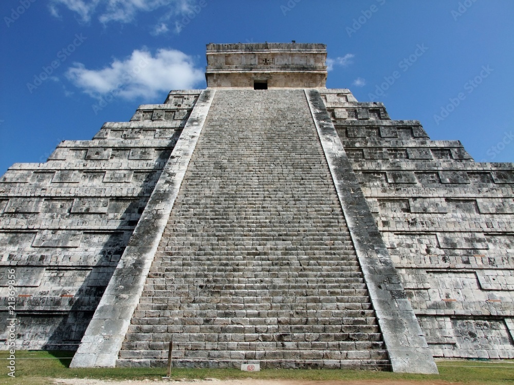Grand escalier de la pyramide 