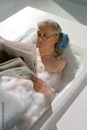 Baden, Opa in der Badewanne liest Zeitung photo