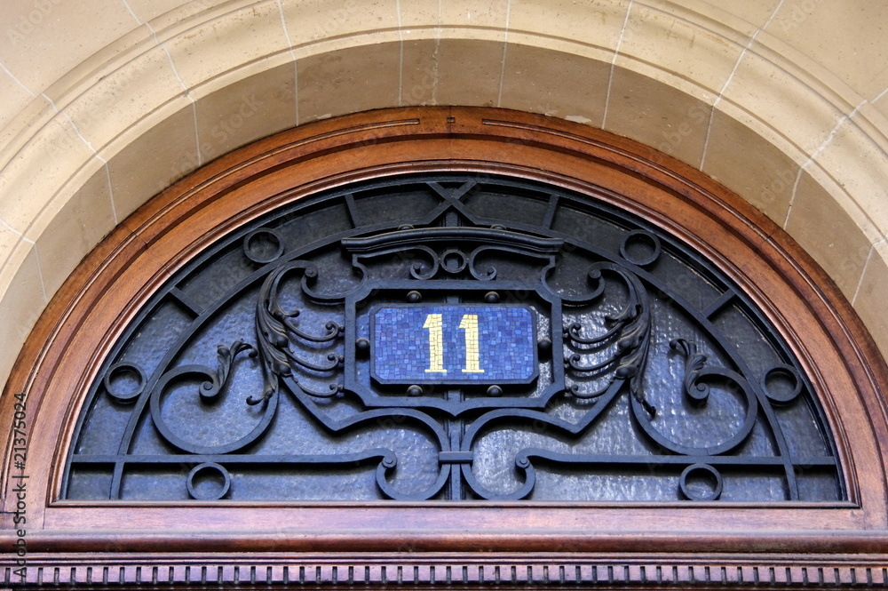 Numéro 11 sur façade de briques.