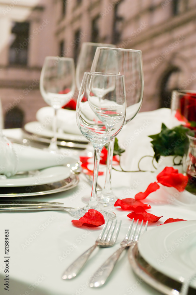 Gedeckte Festtafel mit Rosendekoration Gedeckte Festtafel mit Rosendekoration
