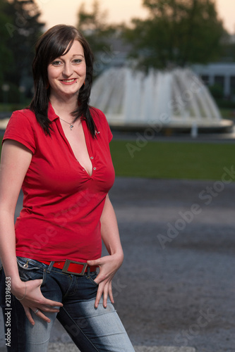 Portrait einer Jugendlichen vor Wasserspiel photo