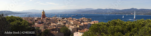 clocher du village de Saint-Tropez en provence dans le sud de la