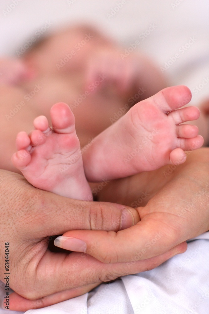 petits pieds de bebe dans les mains de ses parents petits pieds de bebe dans les mains de ses parents