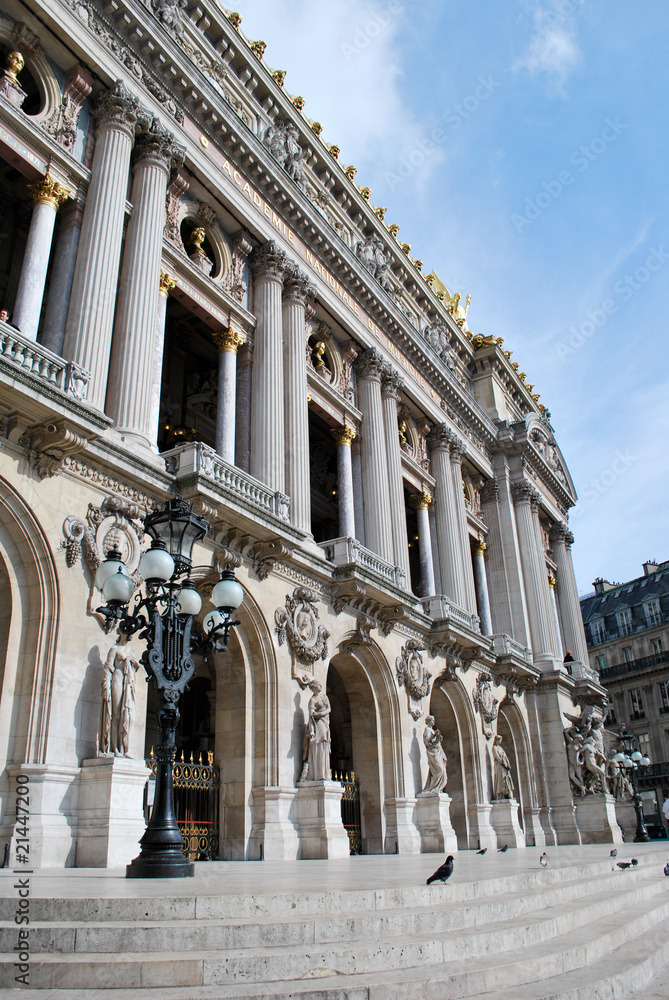 Au pied de l'Opéra Garnier