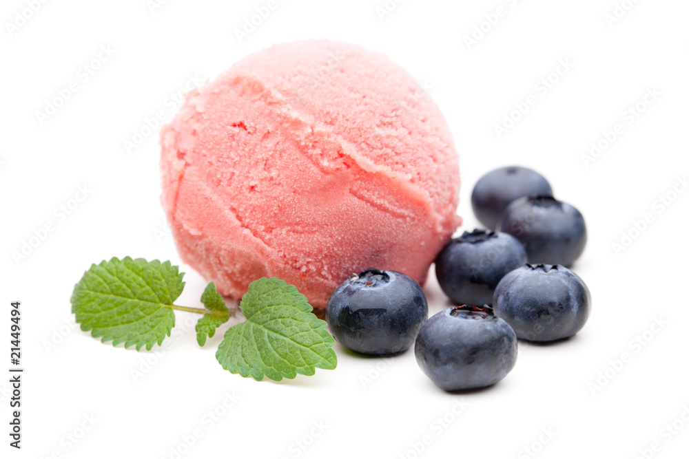 Rotes Fruchteis mit Blaubeeren und Minze Rotes Fruchteis mit Blaubeeren und Minze