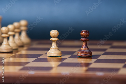 Szachy 2 pionki w centrum szachownicy