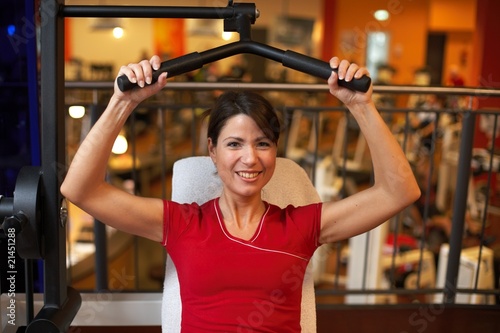 Frau am Sportgerät
