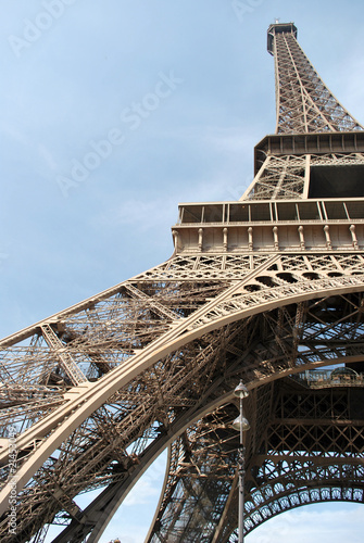 Pieds de la Tour Eiffel à Paris #21453049