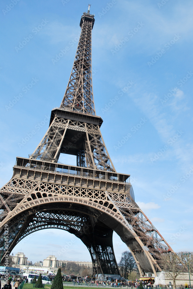 Au pied de la Tour Eiffel