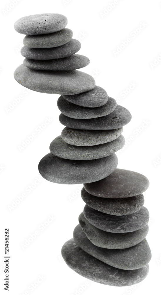 pile de galets en équilibre, fond blanc pile de galets en équilibre, fond blanc