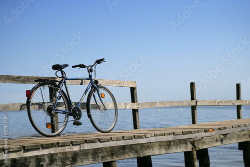vélo au bord d'un lac