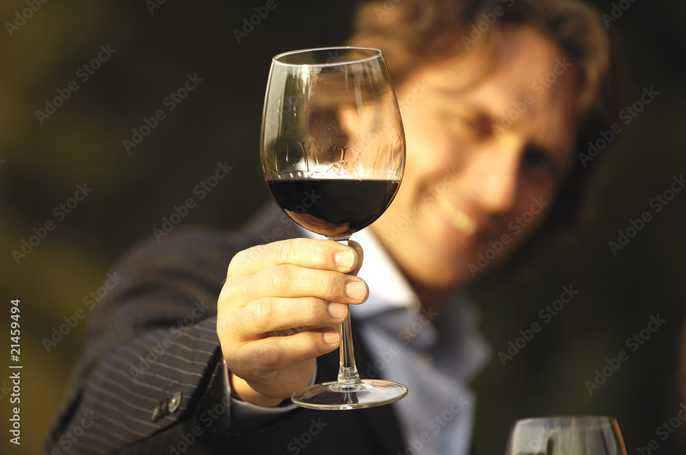 mano con bicchiere di vino