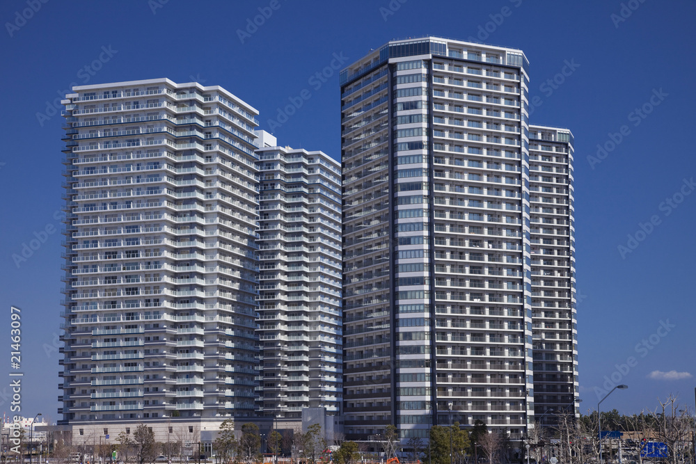 日本の横浜の青空と高層マンション群