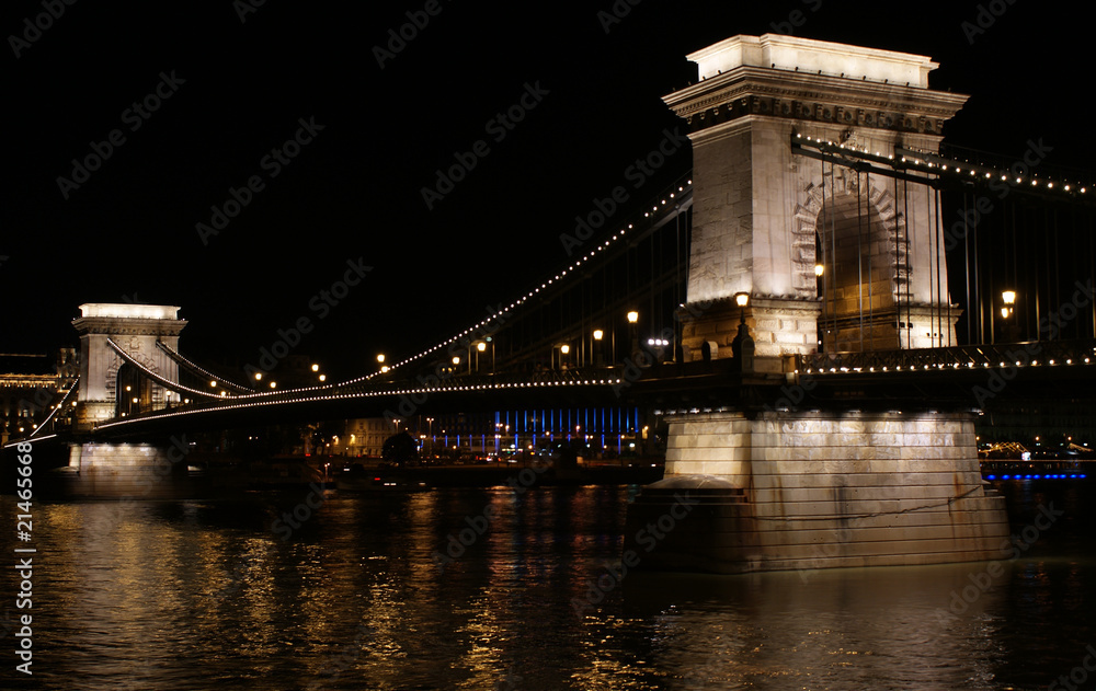 Obraz premium Kettenbrücke in Budapest bei Nacht