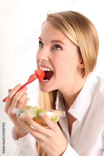 junge hübsche Frau beim Salat essen