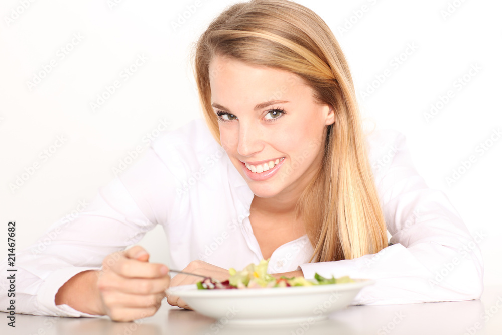 junge hübsche Frau beim Salat essen junge hübsche Frau beim Salat essen