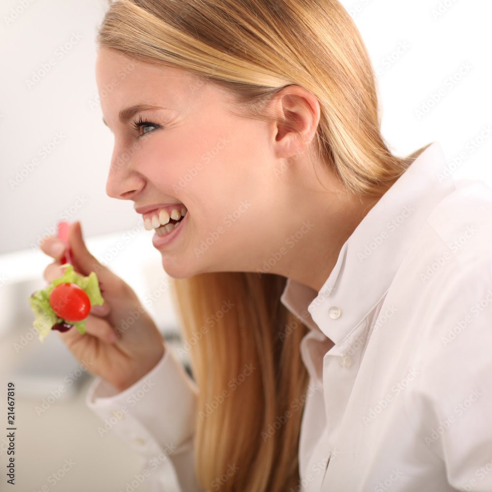 junge hübsche Frau beim Salat essen junge hübsche Frau beim Salat essen