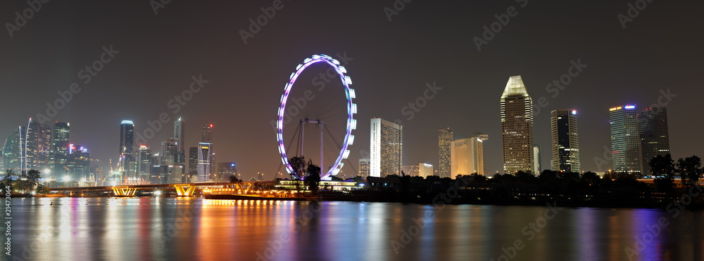 Fototapeta premium Singapore panorama at night with wheel