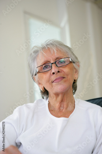 Portrait d'une femme senior