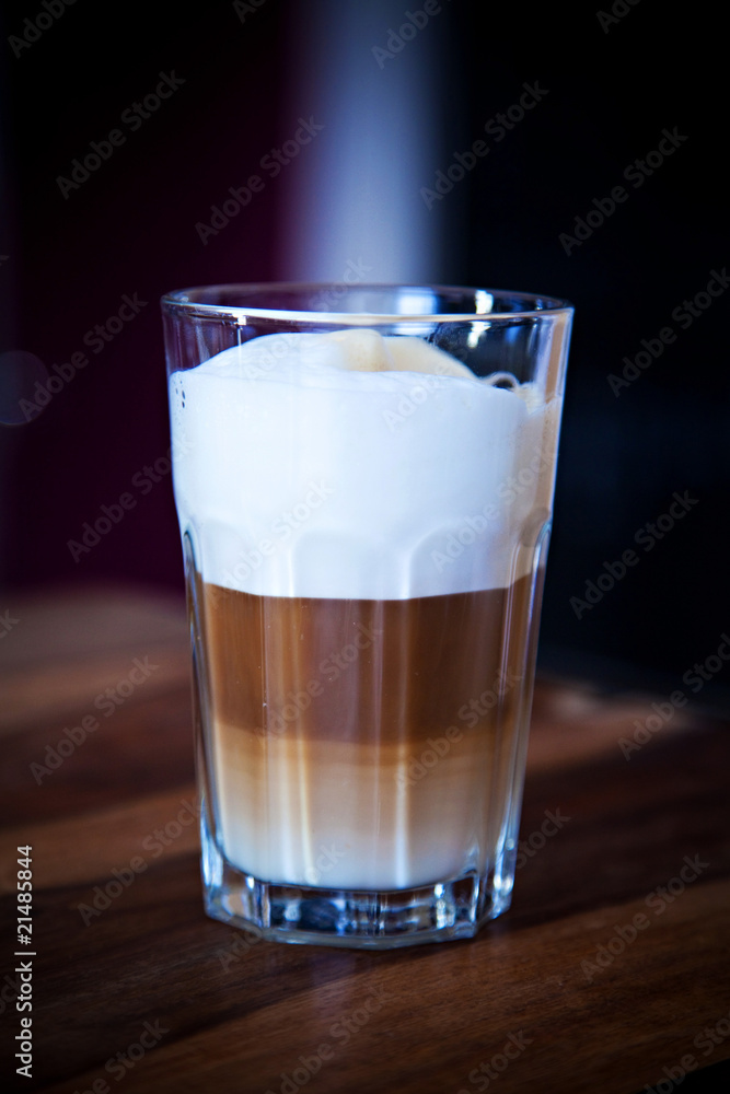 Latte Macchiato mit Milchschaum in einem Glas Latte Macchiato mit Milchschaum in einem Glas