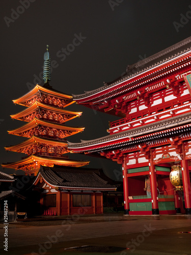 東京　浅草寺　宝蔵門と五重塔
