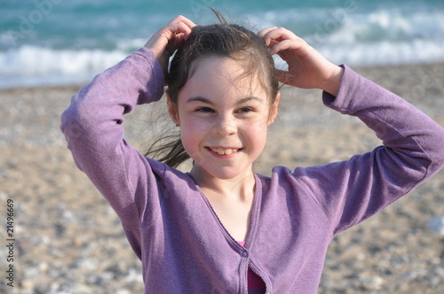 fillette qui se gratte la tête - poux