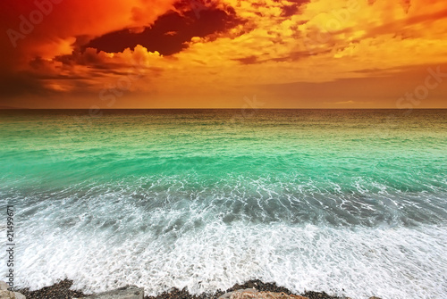 Fototapeta Naklejka Na Ścianę i Meble -  ocean et ciel de feu