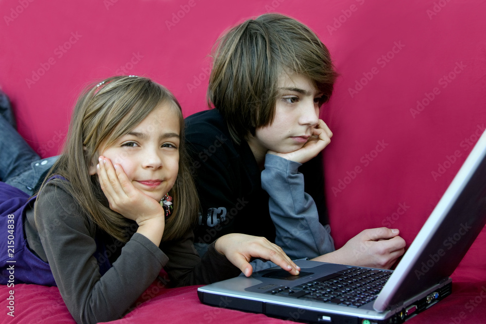 enfants sur l'ordinateur portable