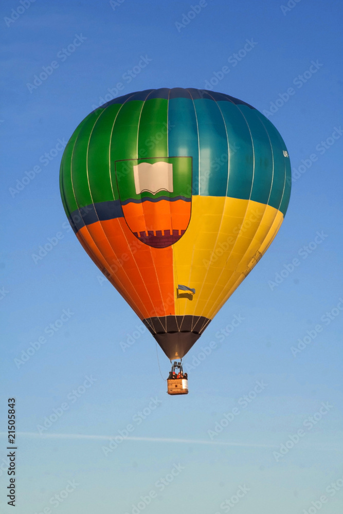 Naklejka premium Flying balloon at sunrise