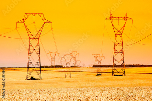 Konstfotografi ligne a haute tension au soleil couchant