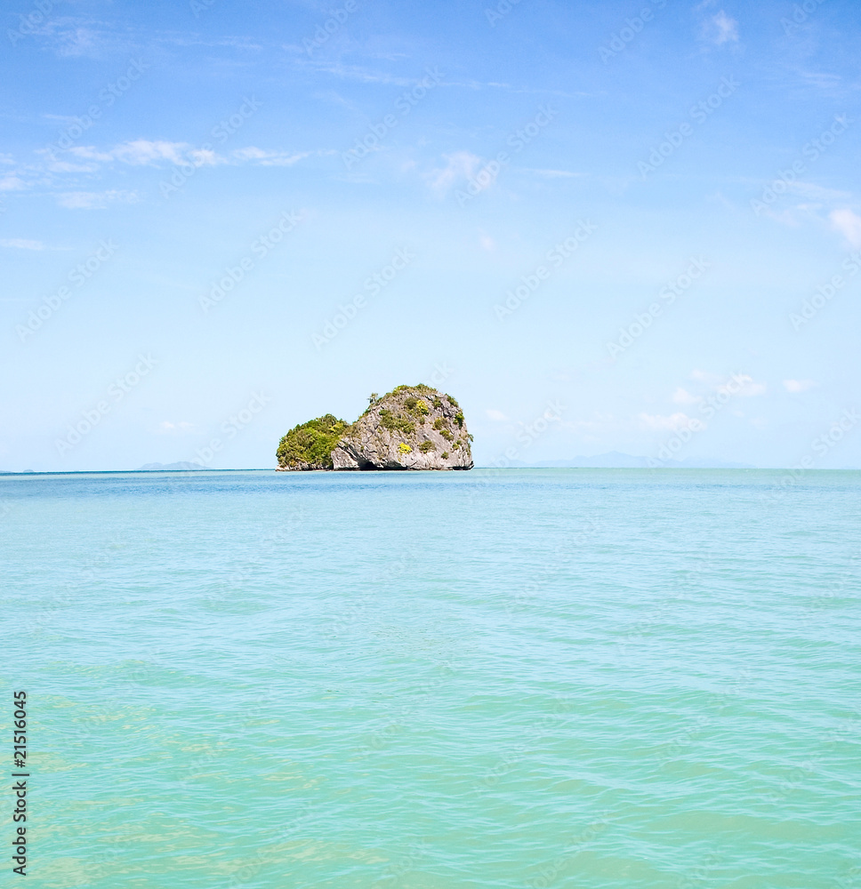 Naklejka premium Rocky tropical island