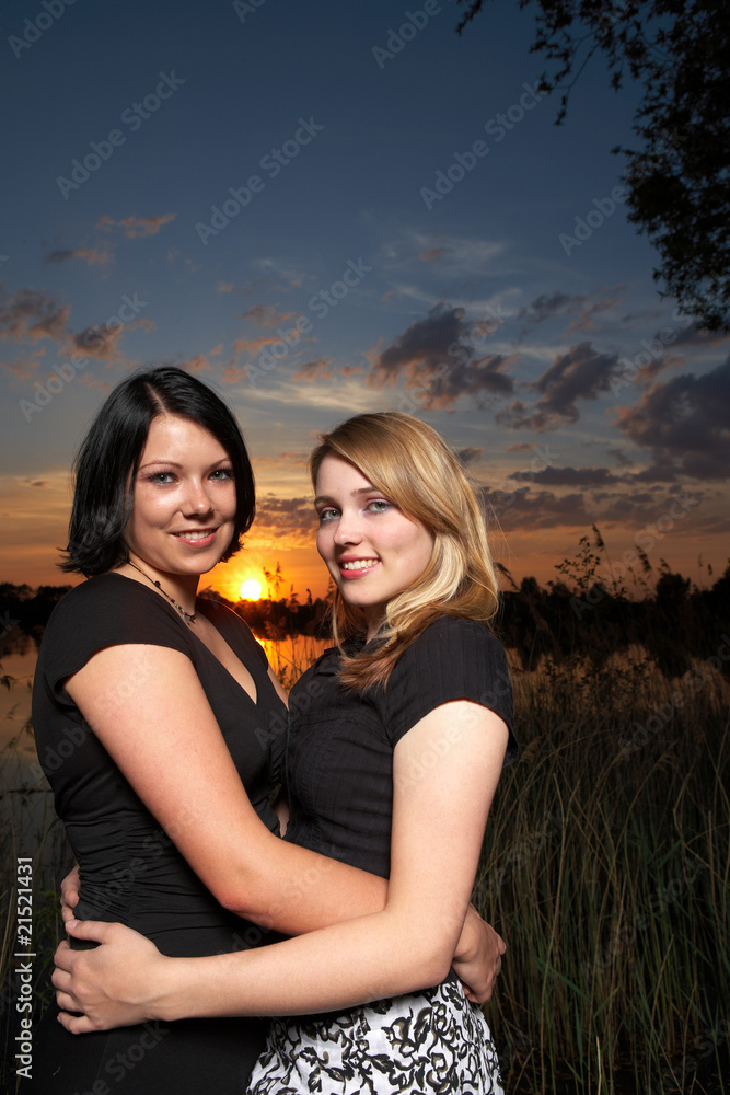 Zwei Freundinnen vor Sonnenuntergang Zwei Freundinnen vor Sonnenuntergang