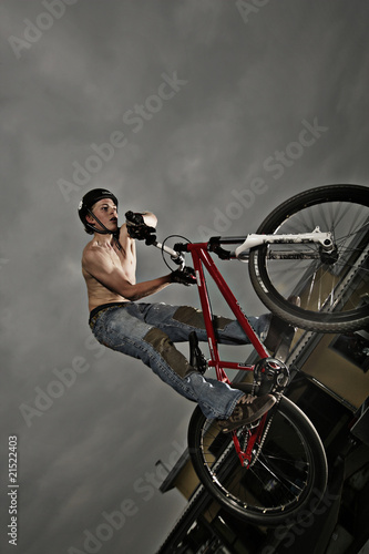 Jugendlicher springt mit Bike über Rampe