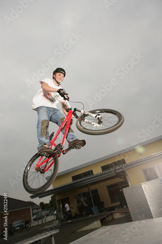 Jugendlicher springt mit Bike über Rampe