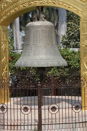 CAMPANA TEMPLO DE BUDA EN BENARES photo