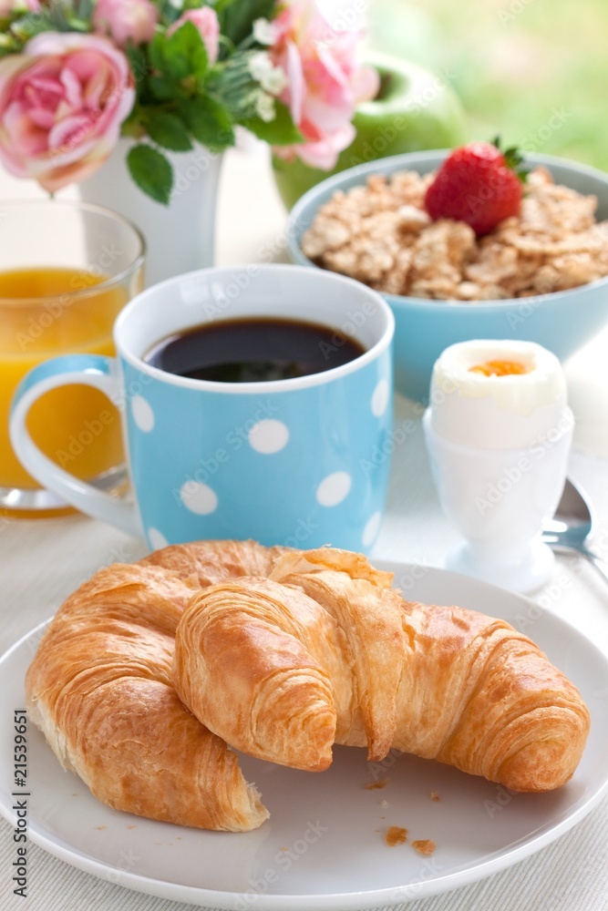 Frühstück mit Kaffee, Croissant und Ei Frühstück mit Kaffee, Croissant und Ei