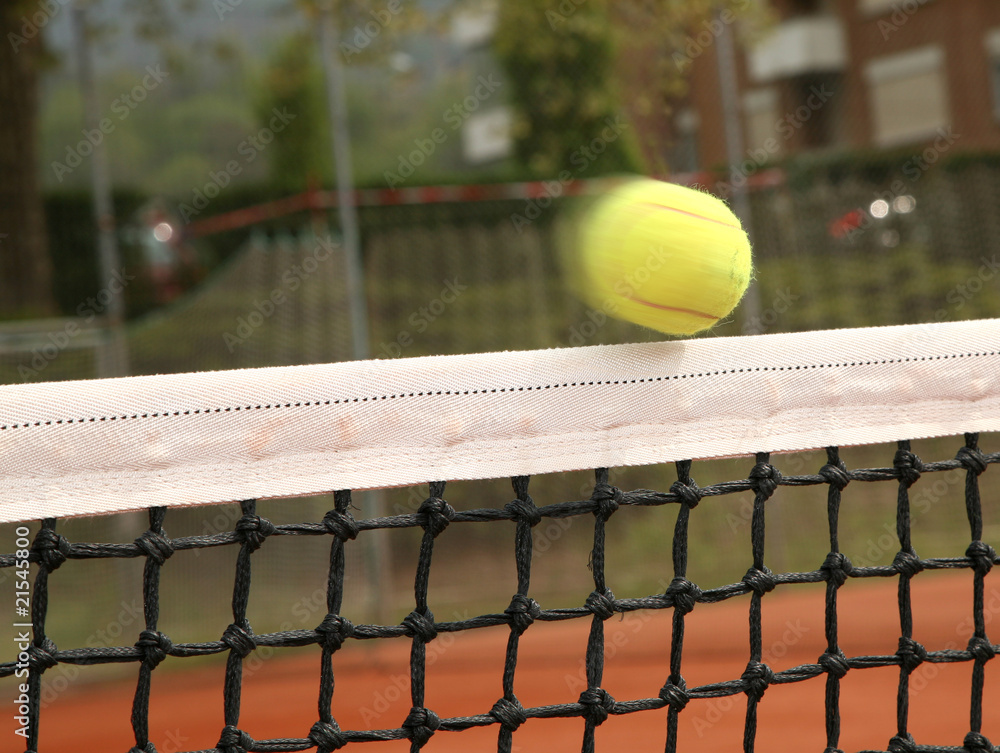 pallina da tennis sfiora la rete