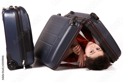 bambino sotto le valigie photo