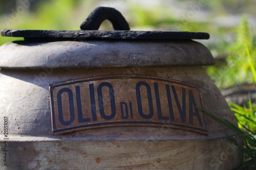 Vecchio contenitore per olio photo