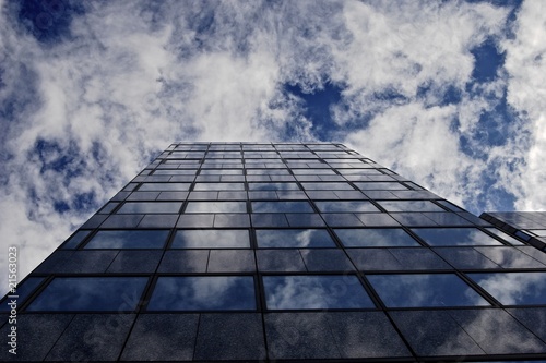 Bürogebäude unter bewölktem Himmel